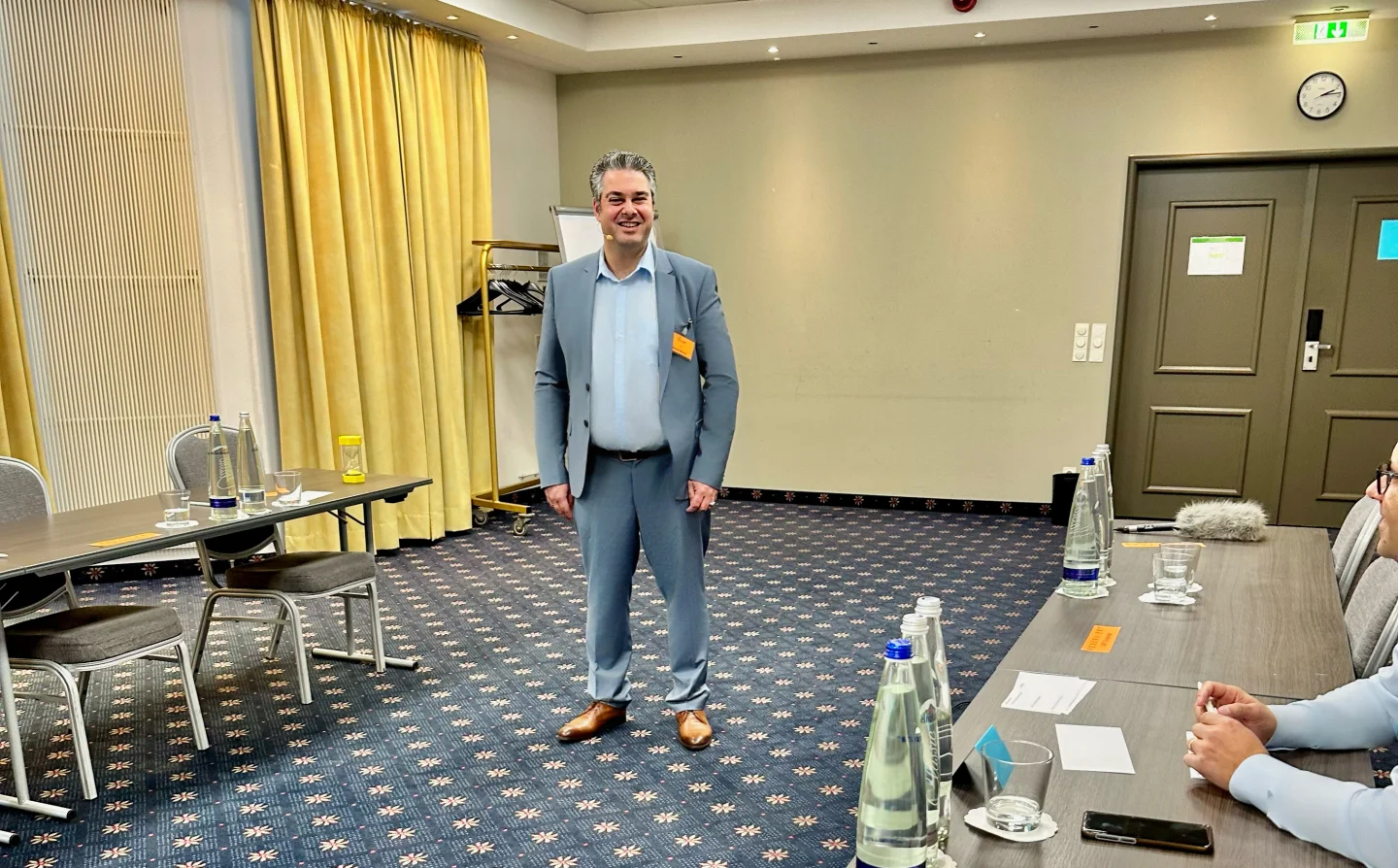 Manuel Möbius steht während eines Coaching-Seminars vor einer kleinen Gruppe.