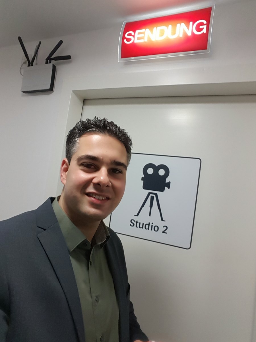 Manuel Möbius at the entrance to a television studio